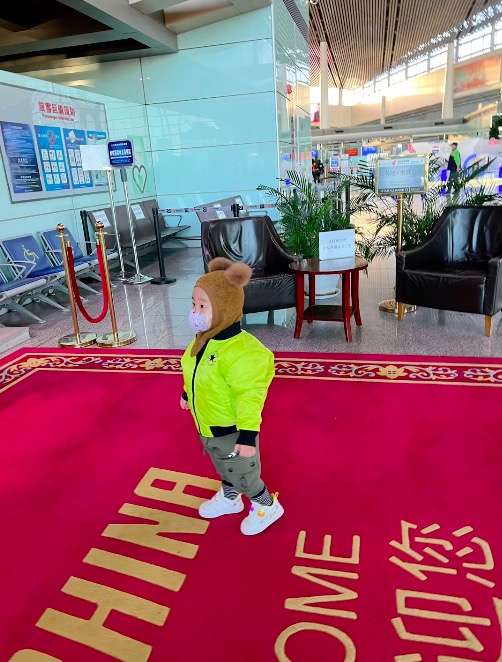 魏秋月|魏秋月一家到海南过年！儿子与姥爷先去超开心，离开妈妈头都不回
