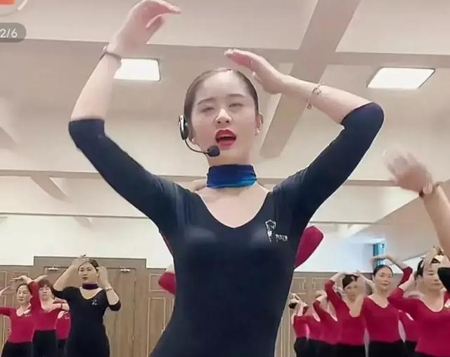 清浅微笑的我|最近比较火的网红形体老师邱凌遭吐槽,天天练形体,却越练越老