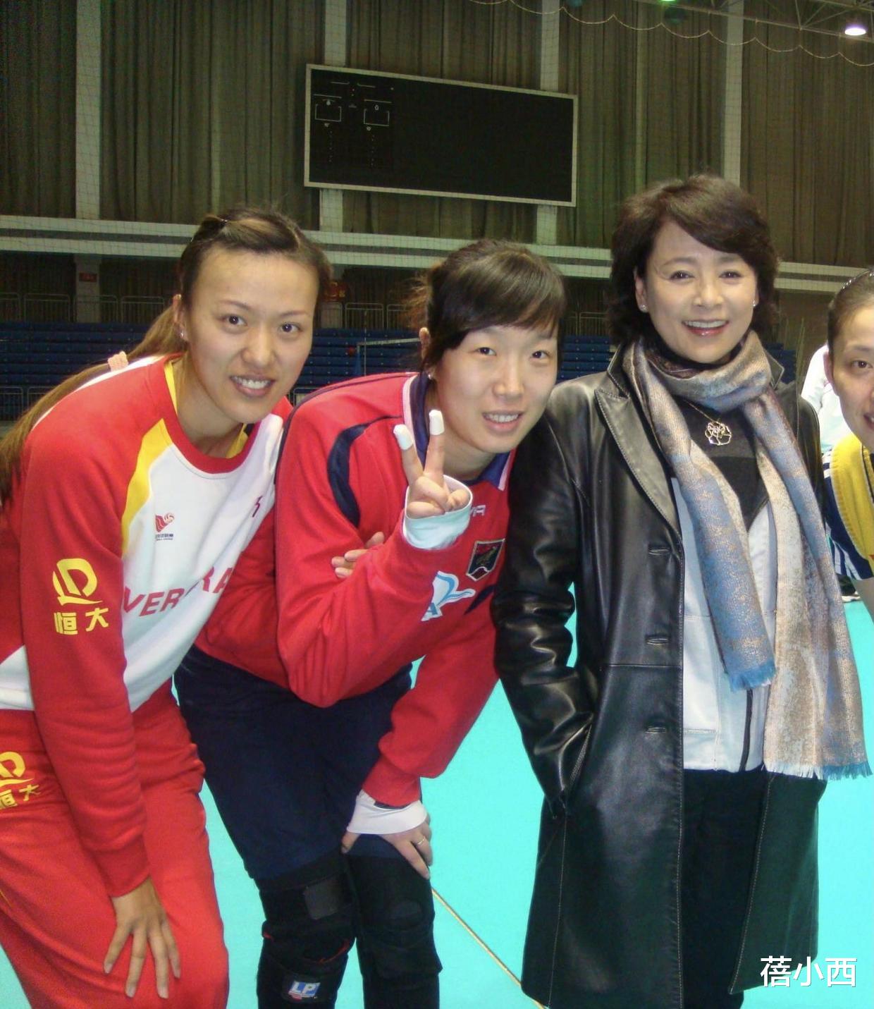 眉笔|57年的张瑜越老越优雅，穿灰色纱裙配短发亮相，精致高级又显气质