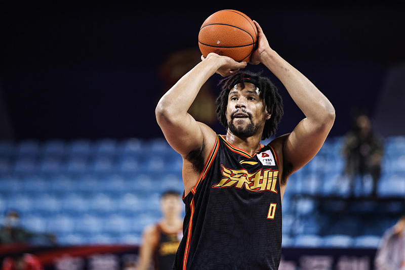 萨林杰|34+12+6！超级外援扛起深圳内线，邱彪信任收到回报，成赢球第一功臣