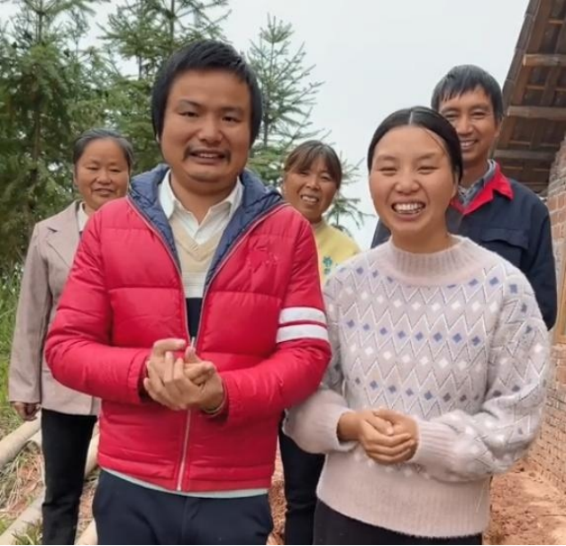 |牛爱芳、小春花工作照曝光，这哪有一点农村夫妻的样子，一切不过是营销手段罢了！