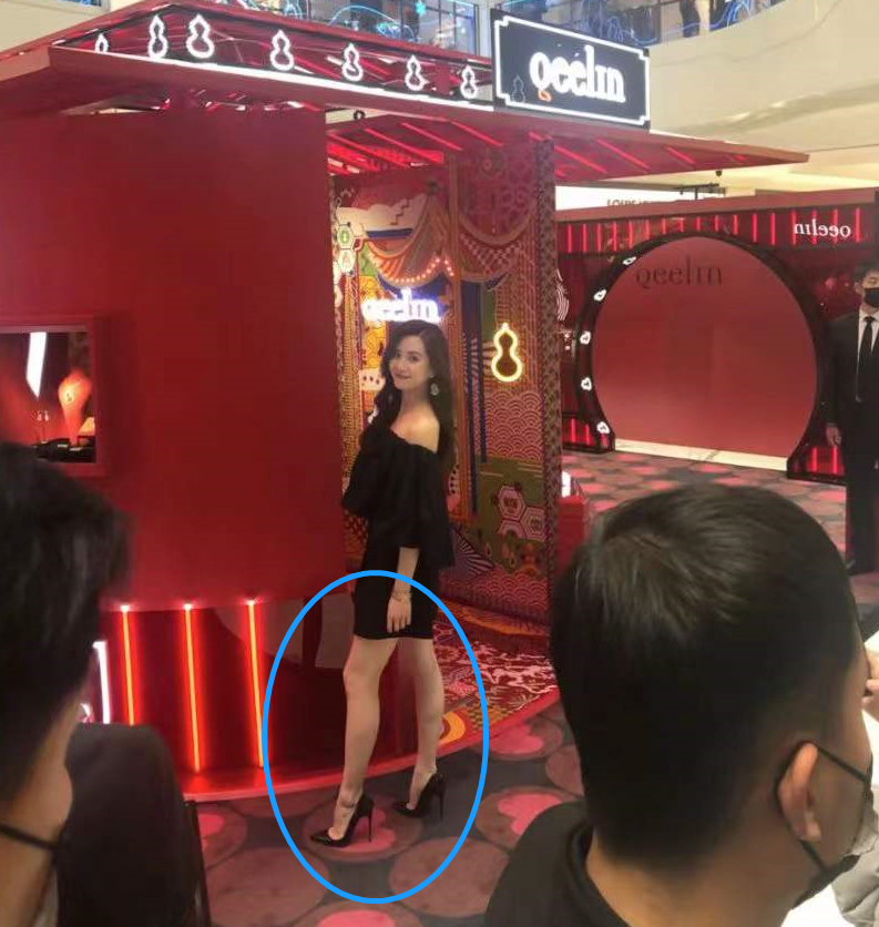 刘诗诗|刘诗诗现身商场引围观!鞋跟太高令人担忧,走路脚背绷成一条直线