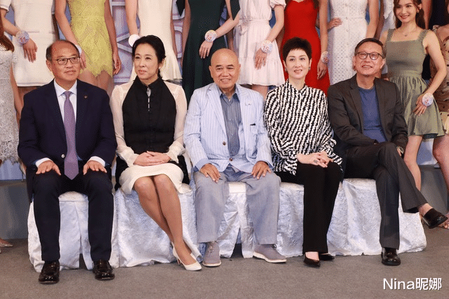 郭晶晶|郭晶晶真孝顺给婆婆庆生，63岁婆婆穿丝裙满脸福相，同框儿媳像姐妹