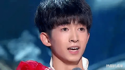 鞠婧祎|男团惊现翻版“鞠婧祎”？夏天也要贴垫肩，浓妆糊面鞋底高度惊人