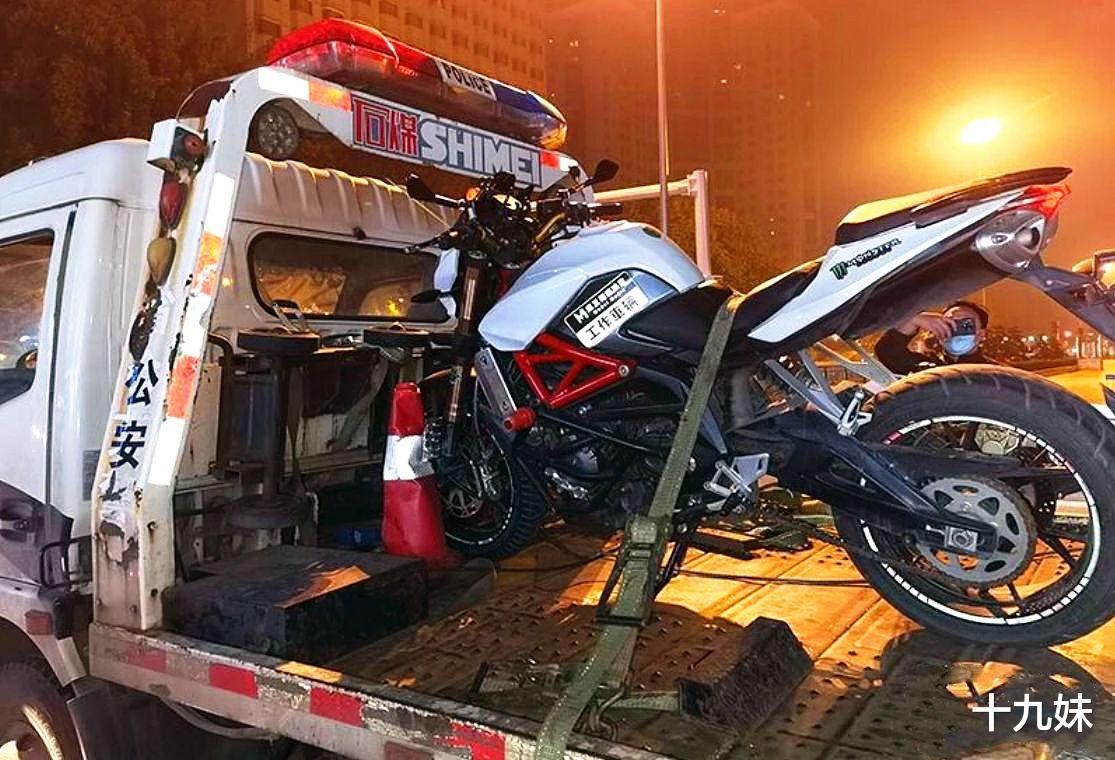 河北交警深夜重拳出击,严查“炸街车”,不料车主们态度十分嚣张