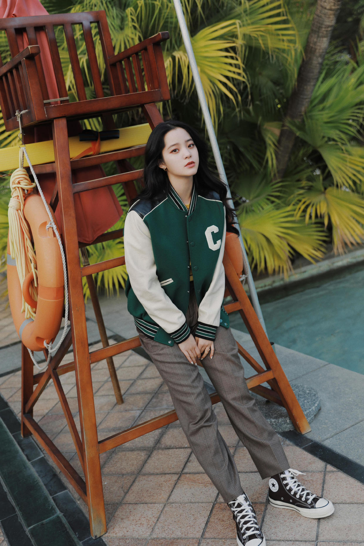 欧阳娜娜|欧阳娜娜真会穿，戴精致皇冠，着红色礼服，彰显公主般的视觉盛宴