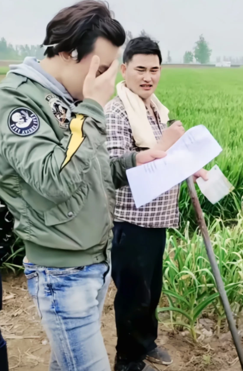 朱之文|大衣哥在麦田锄地，被网友揭穿：麦田还能用锄头除草？