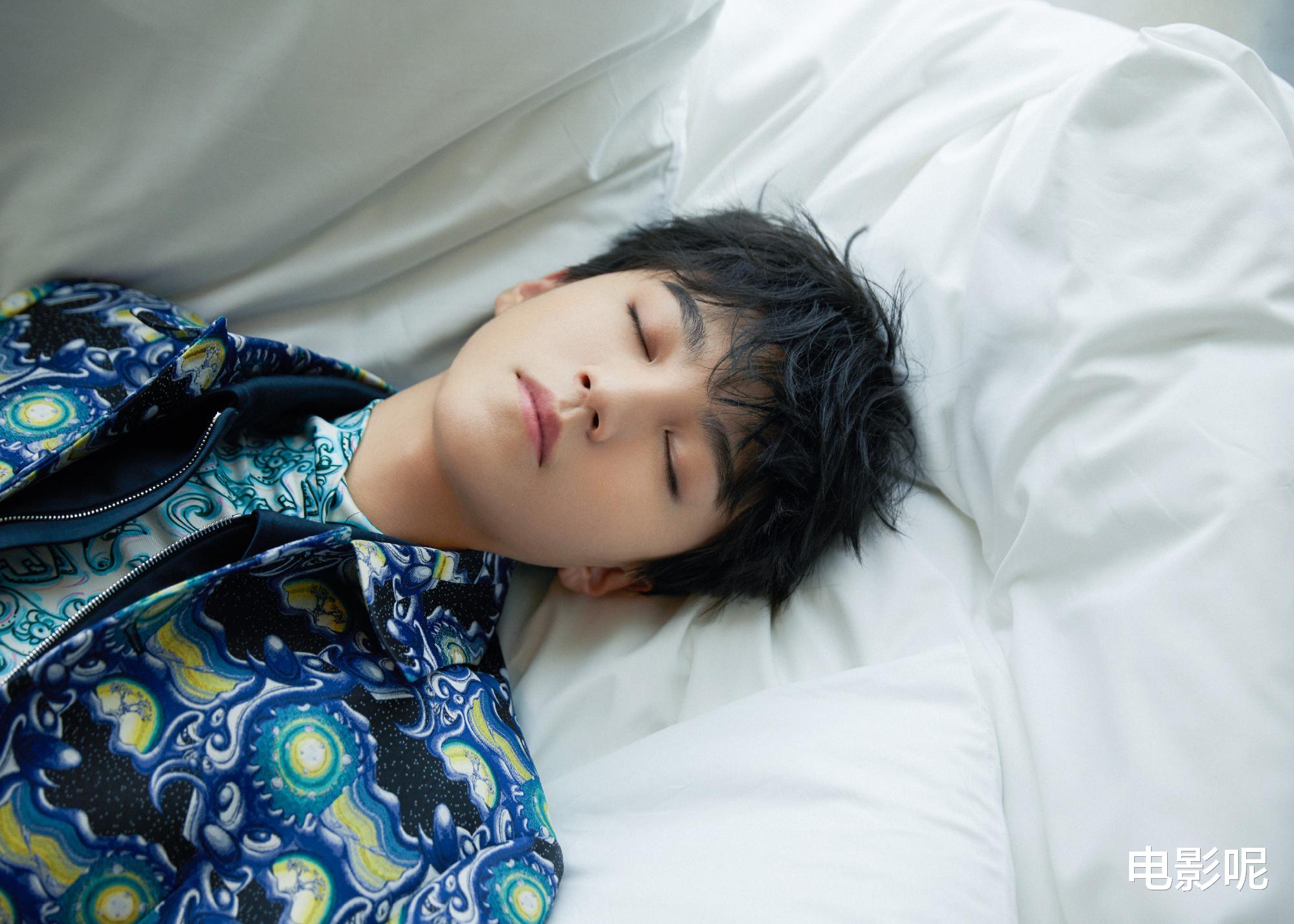 向华强|王俊凯工作室更新整蛊日常：小凯被书中蝴蝶吓到，从沙发上弹起