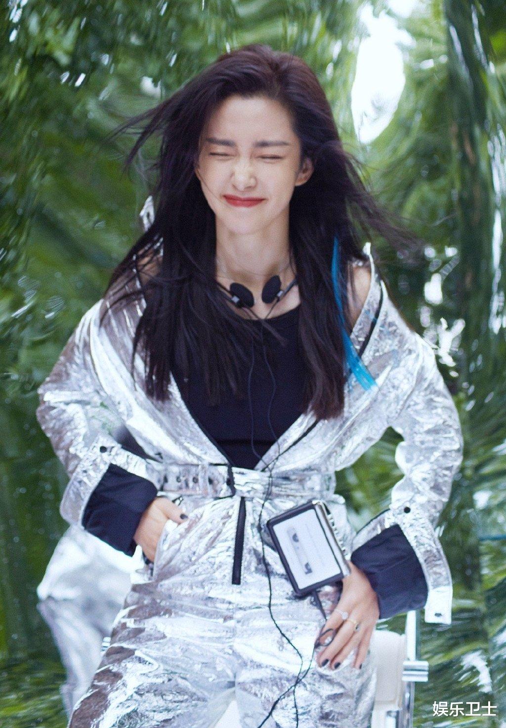 古力娜扎|古力娜扎签约和颂传媒，赵丽颖李冰冰俏皮欢迎新姐妹，还要一起穿腿套