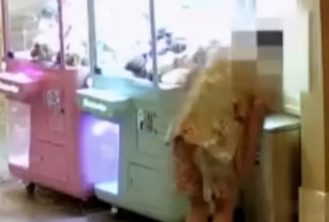 生活报 洗“霸王澡”？一男子洗完澡结账时生吞4节电池向店家索赔