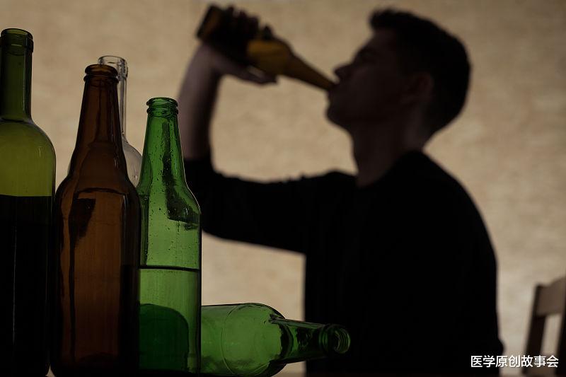医学原创故事会 45岁以上的人，别再喝两种酒了，对肝脏的伤害真的很大