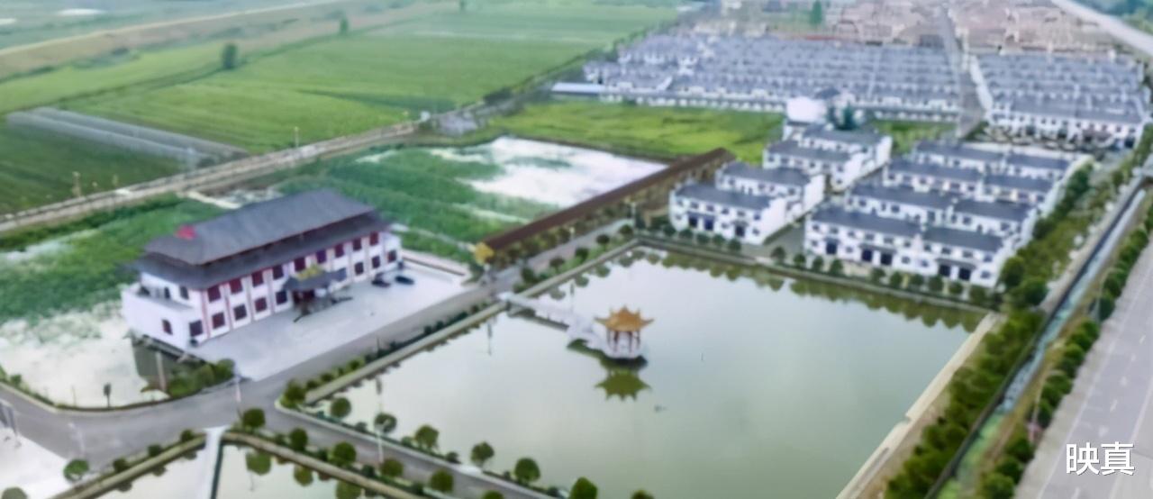 购房置业|他吃百家饭长大，逆袭成首富后，自掏8000万建400栋别墅送乡邻