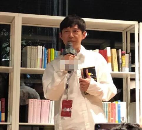 孙莉|黄磊妻子孙莉现身明星会，和何炅台下热聊，同行的还有吴越张艺兴