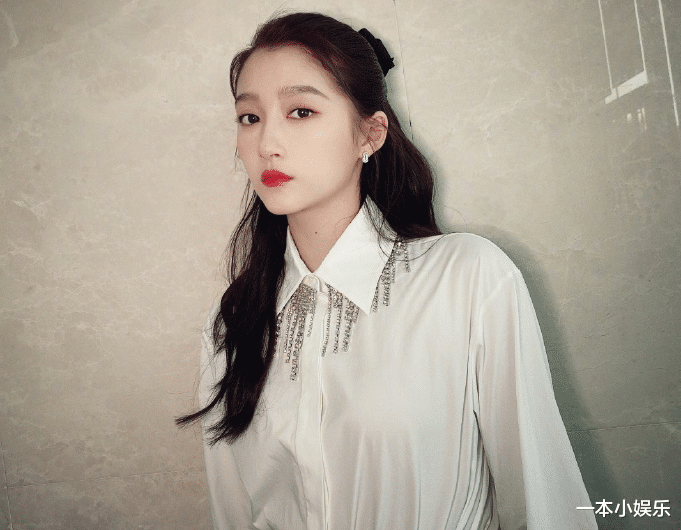 关晓彤|关晓彤为啥一直偏爱露额头发型？齐刘海照片曝光后，瞬间懂了！