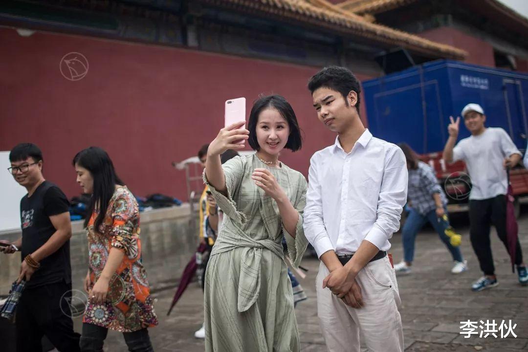 因发际线走红的小吴,被偶遇和女友逛街当众亲热,曾因黑料退网