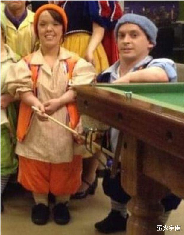 侏儒症|英1.2米女演员与小矮人丈夫享受童话般家庭生活，两娃也是小矮人