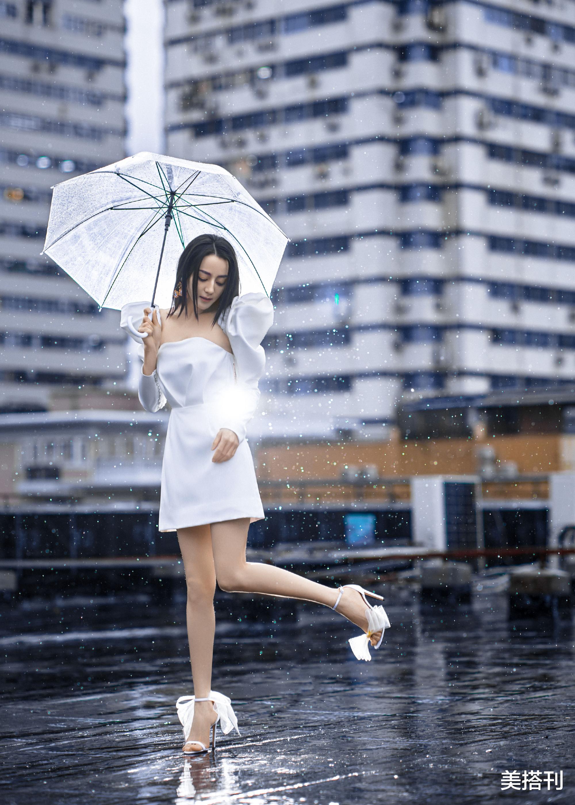 迪丽热巴|迪丽热巴瘦到脱相了！穿小白裙雨中撑伞，网友：衣服快挂不住了