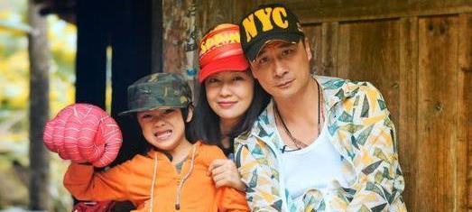 二师姐的花事心情 她为老公放弃自己事业，如今丈夫成影帝，50岁的她被老公宠成少女