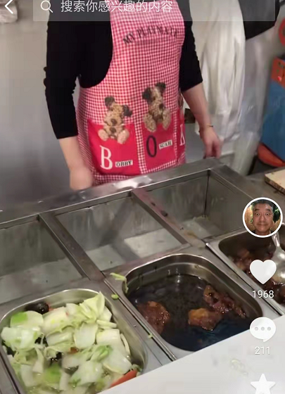 董勇|戏骨董勇现身简陋小饭馆，大方露脸无人识，46岁时二婚生女太幸福