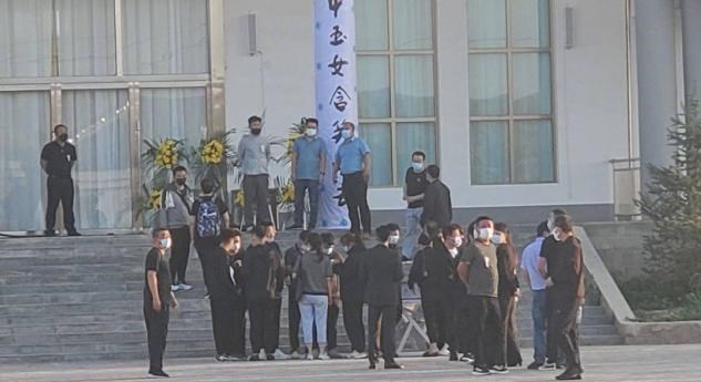 于月仙|于月仙告别仪式现场：马丽娟张学松现身崩溃大哭，赵本山未现身