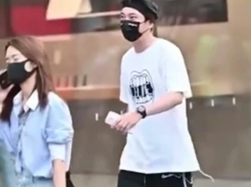 王思聪|王思聪被赞贴心，和堂妹逛街同框，全程呵护怕对方受干扰