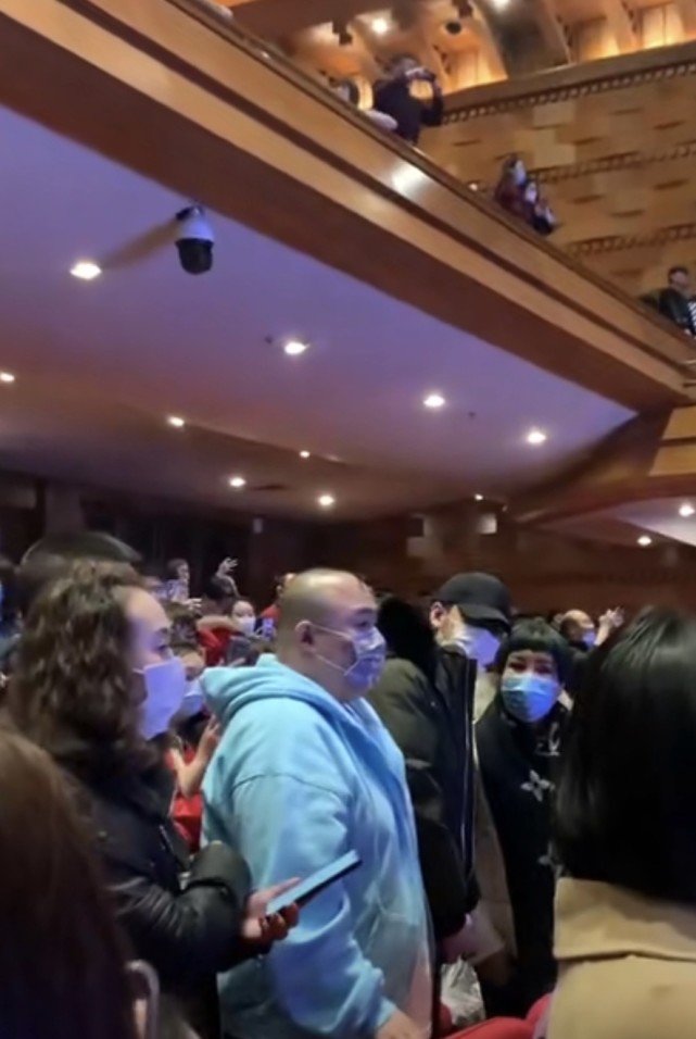 吻戏|郭德纲老婆王惠太阔气，戴5位数围巾剪西瓜短发，为人很低调