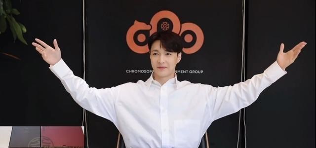 天玑谋士 张艺兴拆《莲》实体专辑有感：入坑早的窃喜，错过好可惜！