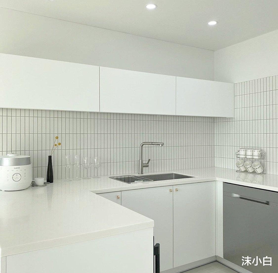 |卧室堪比客厅，却不见一组柜子，也许只有尝试过，才知有多爽！