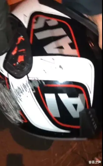 容县之声 广西一摩托车撞水泥墩后，四分五裂！