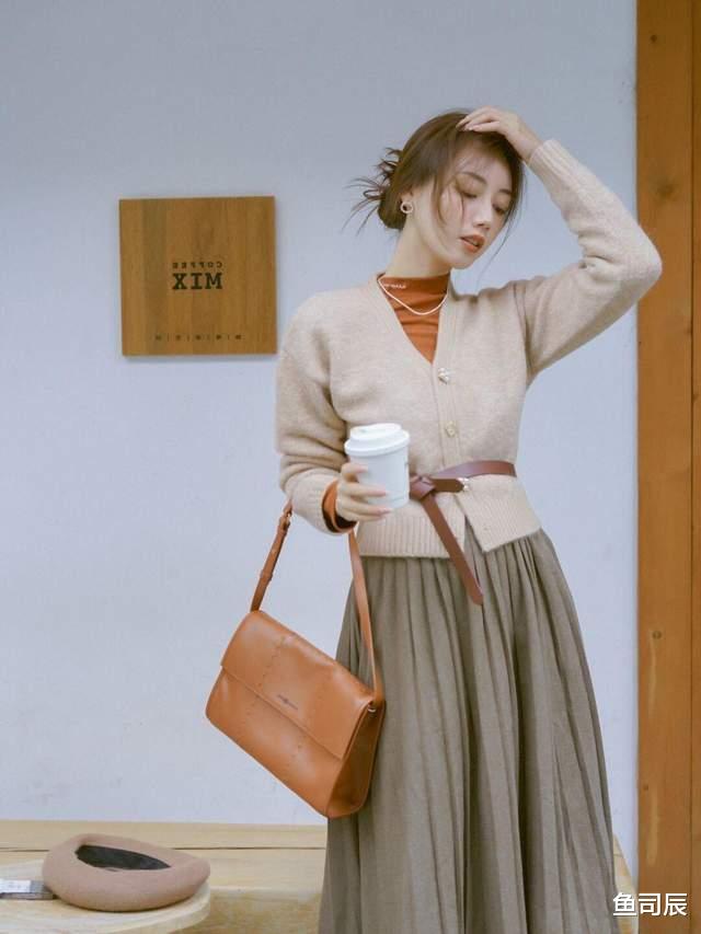 鱼司辰 女生博主秋冬穿搭指南，针织开衫搭配百褶半身裙，高贵优雅又温柔