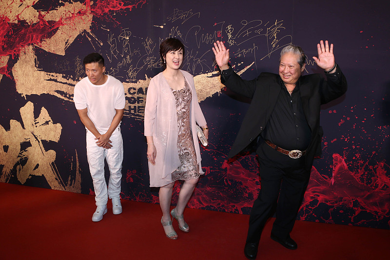 BiuVogue|洪金宝的气场是真的强,就算老婆穿的像块\"大金子\",也没他抢镜