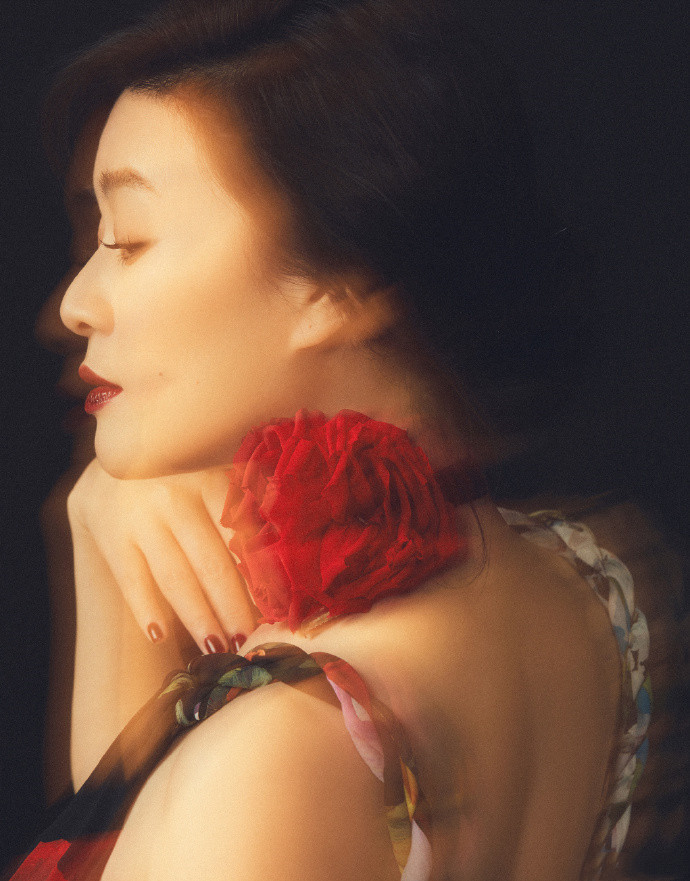 猫姐穿搭经 田海蓉生日晒美照,复古造型优雅端庄,“女神气质”拿捏了