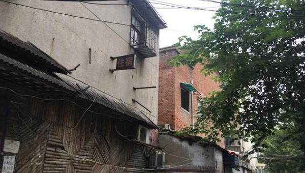 阳光语言矫正说|无言以对！郑州一村“难得”迎来拆迁，却因“钉子户”至今未拆