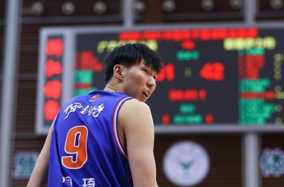 奶球妈咪聊|周琦事件转机！2大权威给大魔王回归希望，第一名嘴苏群也发话了