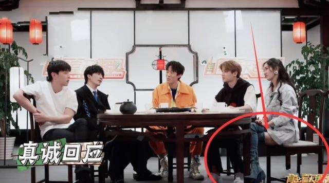 杨幂|杨幂挑战穿“长筒靴”，当坐下那刻，暴露了女明星的真实腿型