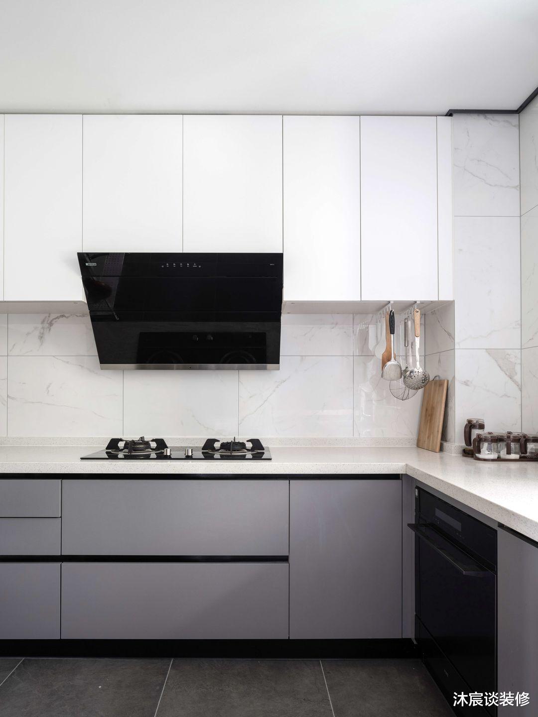 坚持“穷装”的她，原来才是真正的高明，全屋干净纯粹，实在温馨