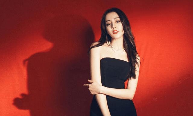 迪丽热巴|迪丽热巴“走哪捂哪”太做作？女孩子最美的样子，就是自尊自爱