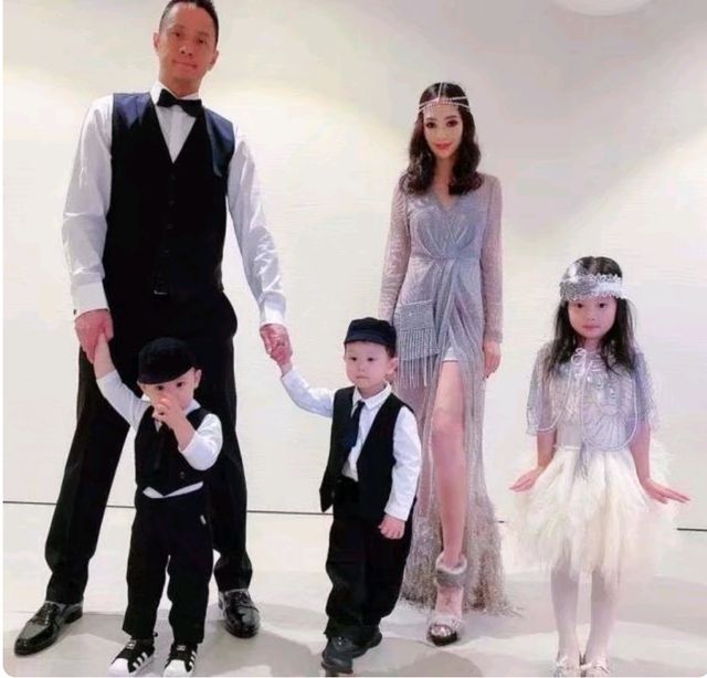 关颖|豪门千金关颖带仨孩子游海洋馆，俩儿子在房车蹦跳，大女儿太可爱