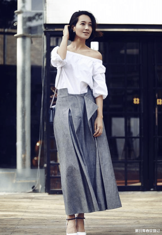 墨羽青春穿搭记|朱丹重拾舞台光芒，一袭香槟金长裙亮相，当了妈妈更加温柔大气