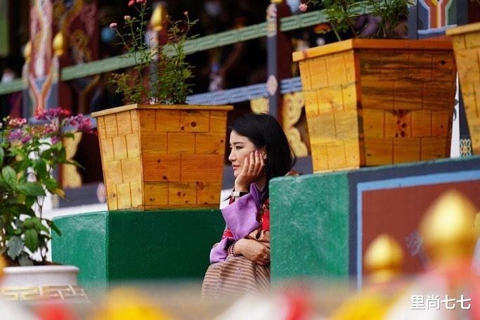 里尚七七|不丹王室齐聚阅兵式，国王主动搂王后秀恩爱，5岁龙太子一脸苦相