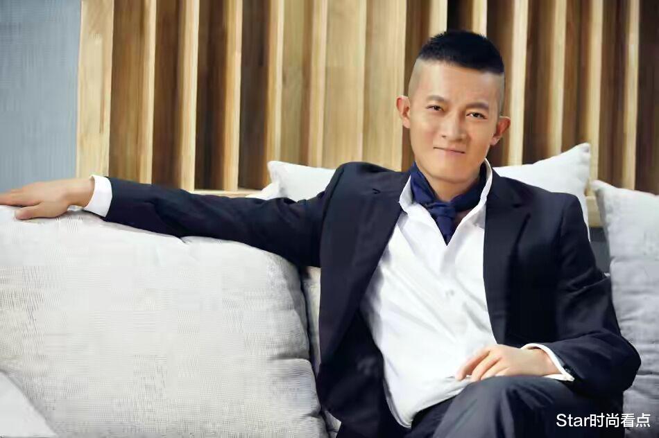 Star时尚看点|靠亲哥上位的杨志刚，憨厚长相配西装成小狼狗，为何下场会这样