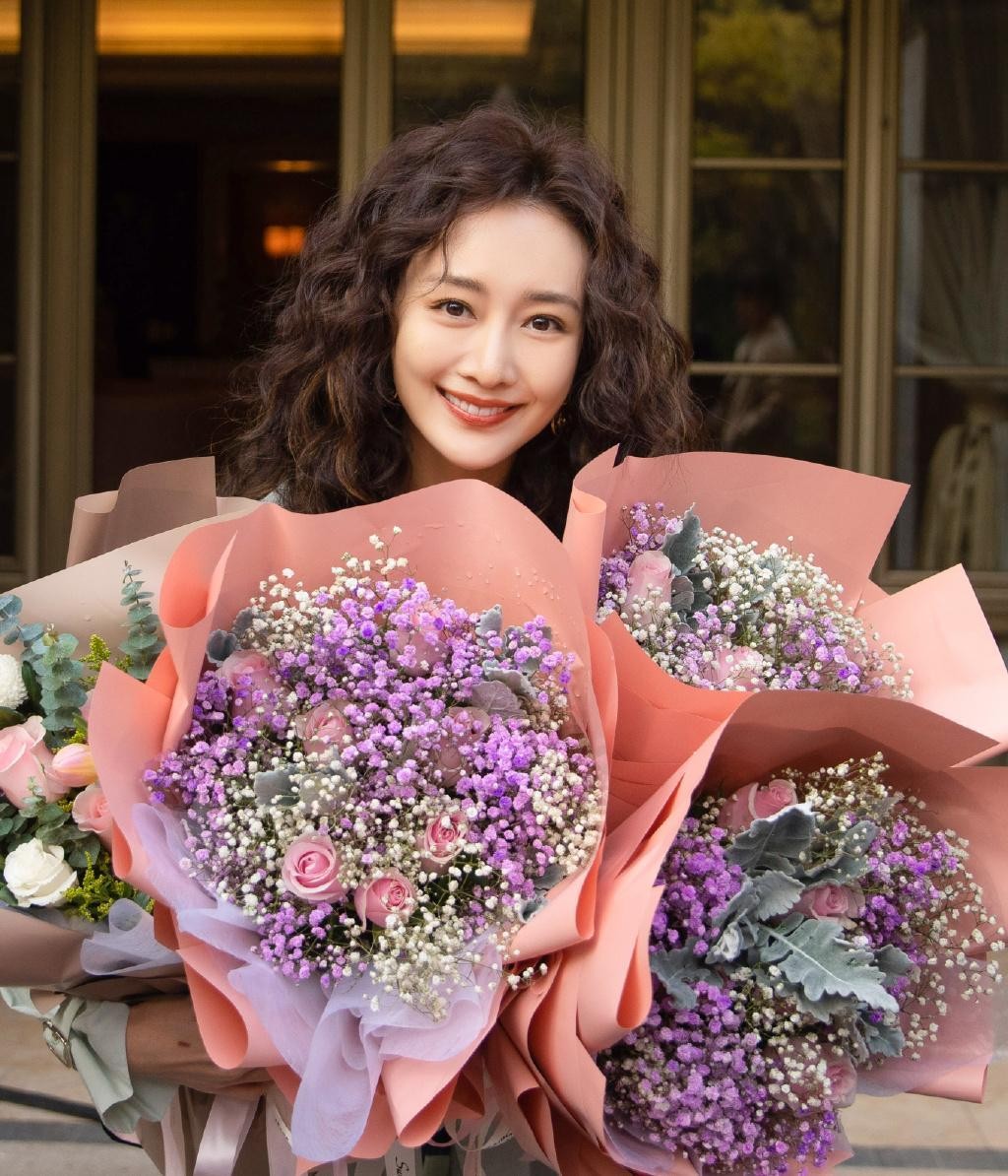 穿衣搭配|王鸥也太大胆了吧,都奔四的年纪了,还敢梳这么可爱的羊毛卷