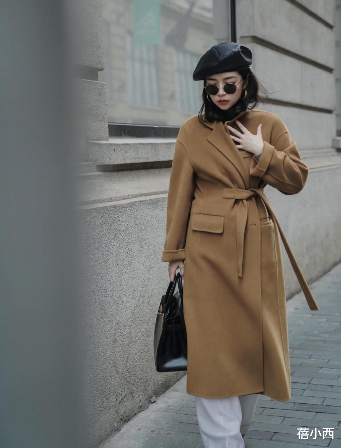 蓓小西 冬季最流行的是“大衣”,跟三木穿4个高级款,搭配裤子裙子都美