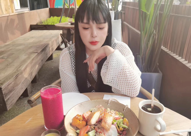 身份证|《走过咖啡屋》的原唱在网络上分享自己的生活，高调展示身份证，引起网友强烈反响