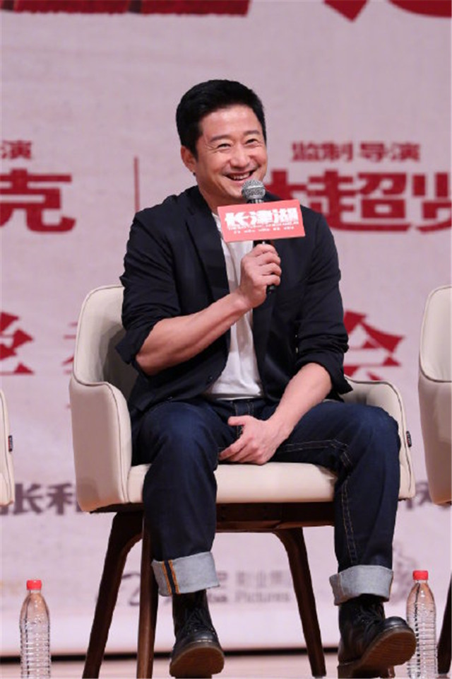 长津湖|《长津湖》票房突破35亿，吴京拍戏时请了157个群演军人吃饭