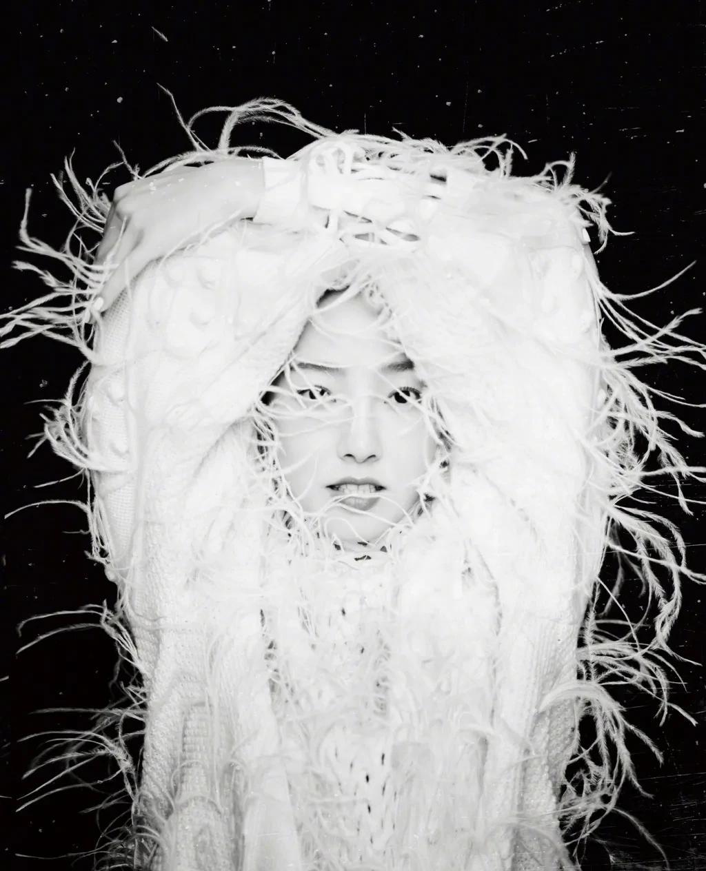 白百何|组图：演员白百何时尚杂志封面大片，自然灵动表现力十足