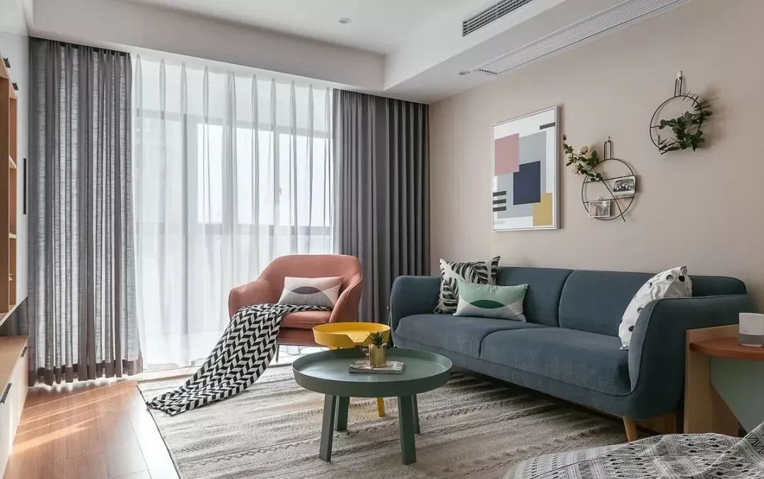 不想客厅太单调？这些沙发背景墙设计，瞬间提升你家格调！