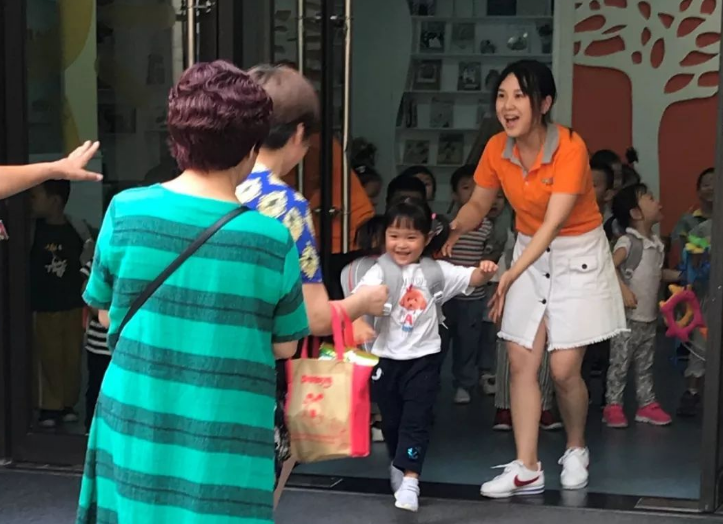 接送孩子 接送孩子的“钟点工”火了,按次收费还能多孩拼单,月入过万不是