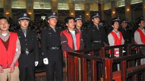 沈阳特大抢劫案始末：闹市炸银行，当街杀人，主犯因妻子举报被抓