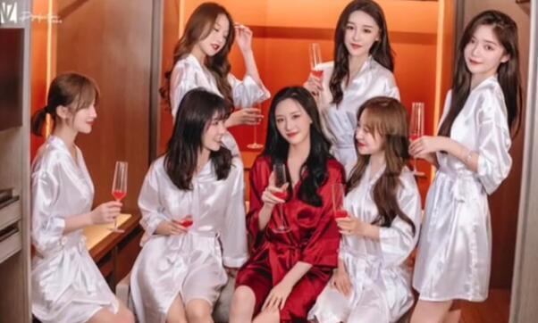 王思聪|王思聪参加婚礼,婚礼上给伴娘拍照,无视身边女伴